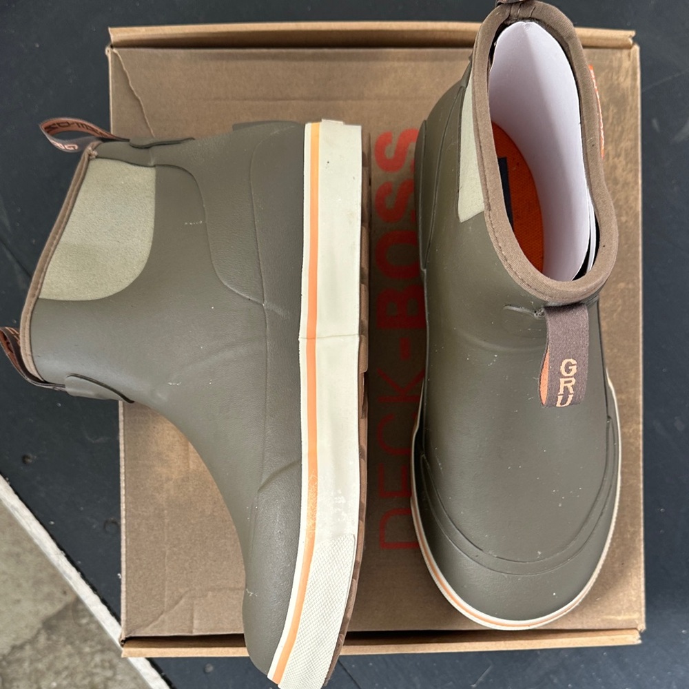 Brand New Grundéns Women's Deck Boss 6” Ankle Boots - Olive - Picture 9 of 11